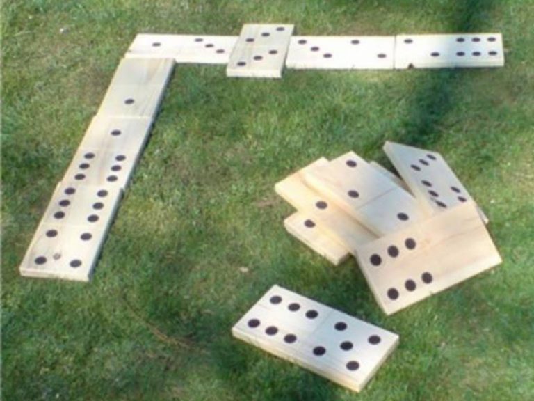 dominoes careers